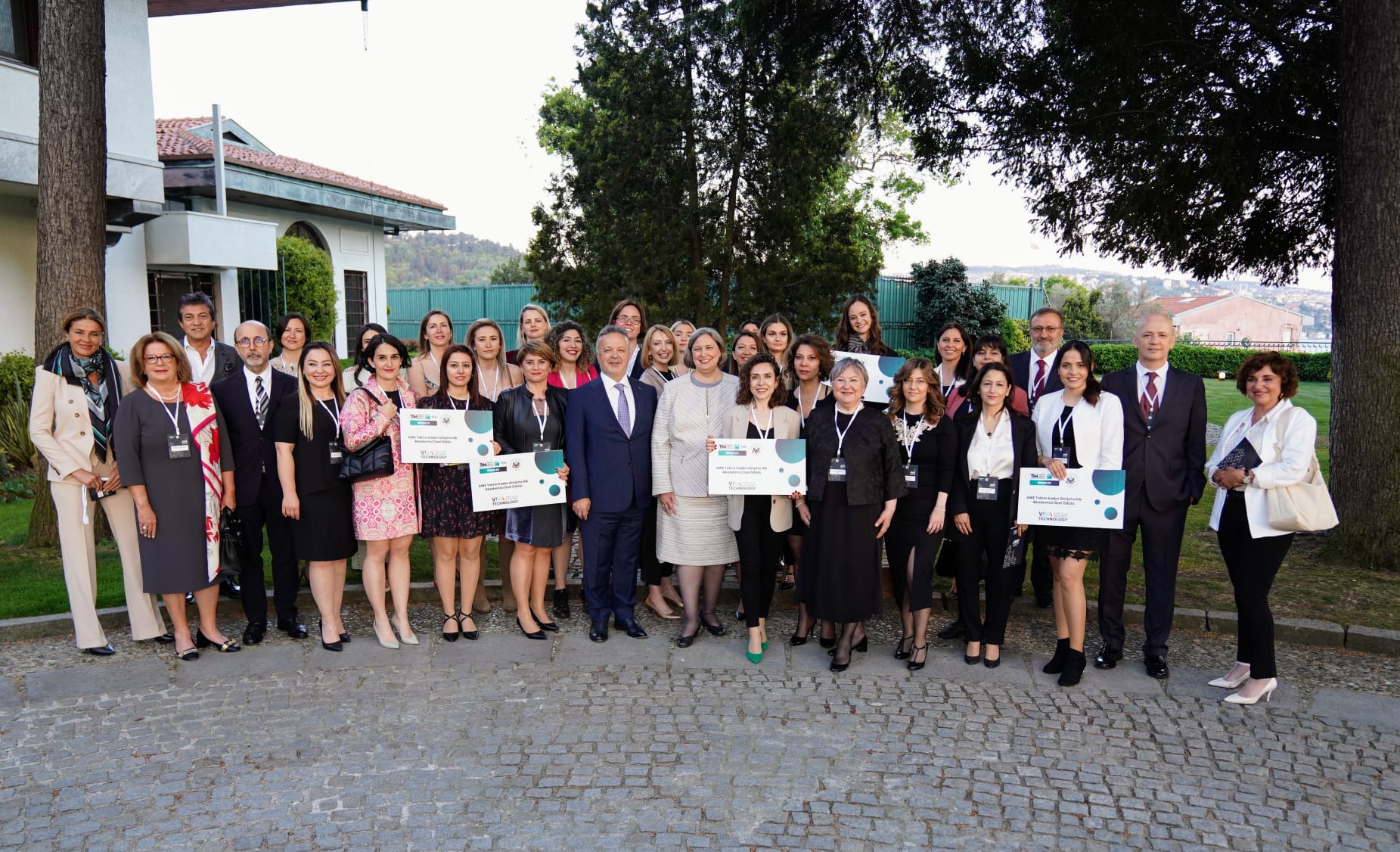 Türk Kadın Girişimcileri, Academy for Women (AWE) Kadın Girişimciler Akademisi'ni başarıyla tamamladı.